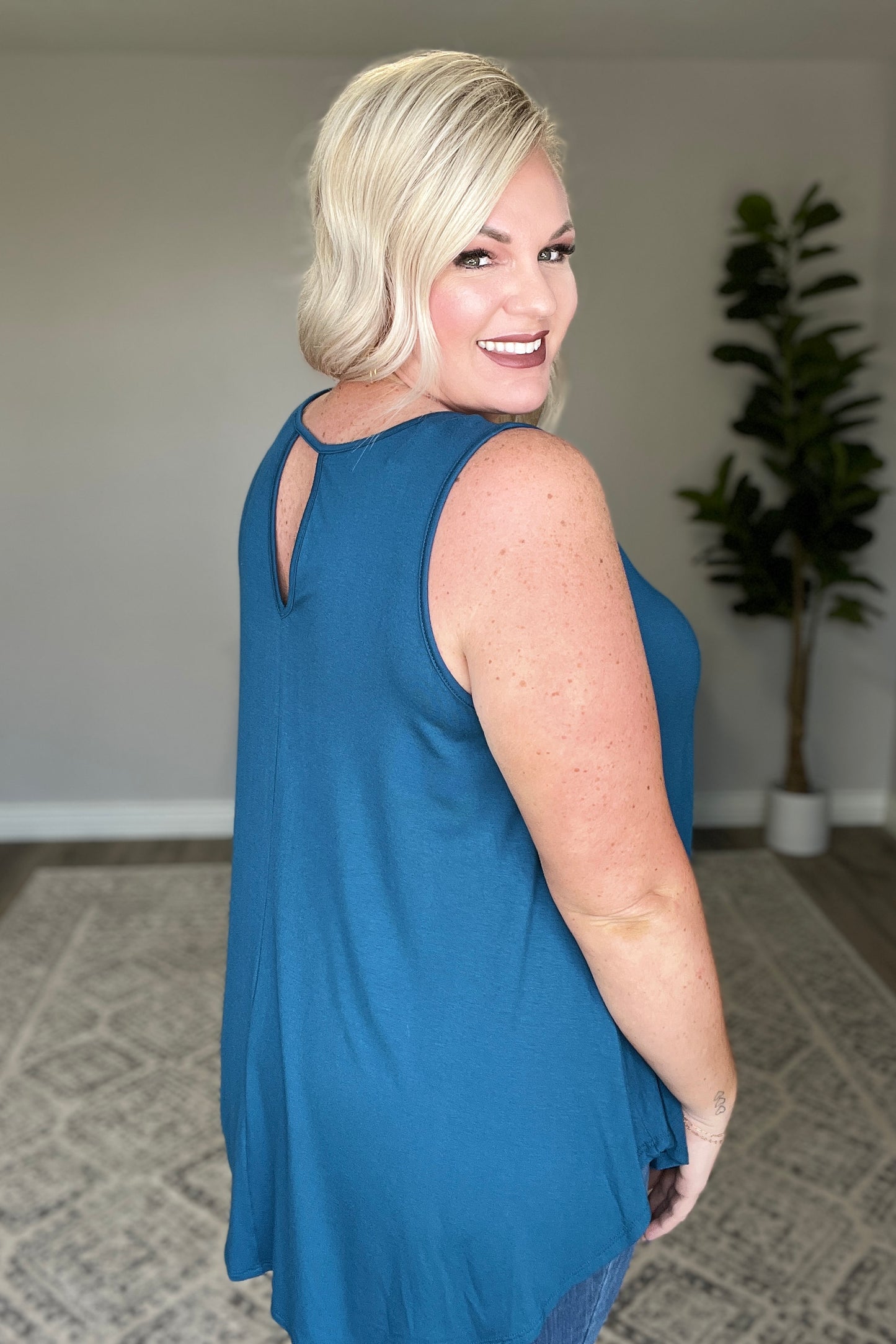 Greater than Great Keyhole Detail Tank in Teal